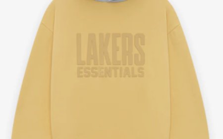 Essentials Fleece Hoodie – Warmth Meets Minimalist Streetwear Style