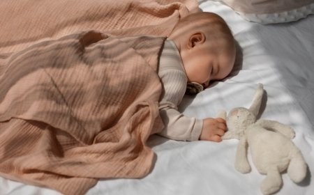 Baby Swaddle vs. Sleep Sack: Which One Should You Choose?