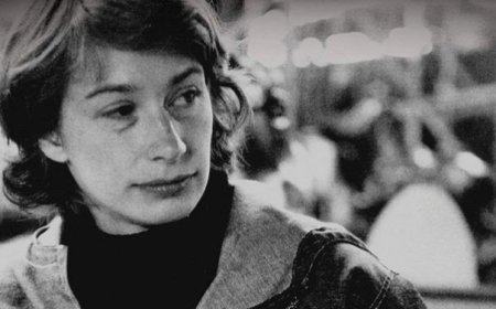 How Did Mary Oliver Write About Solitude in Her Poetry?