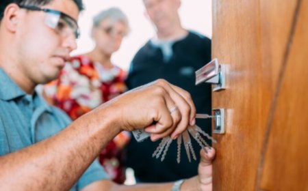 How West Palm Beach Locksmith Services Handle Car Lockouts