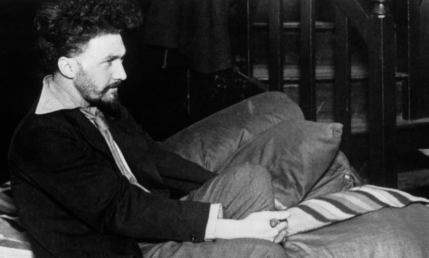 What defines Ezra Pound's literary vision?